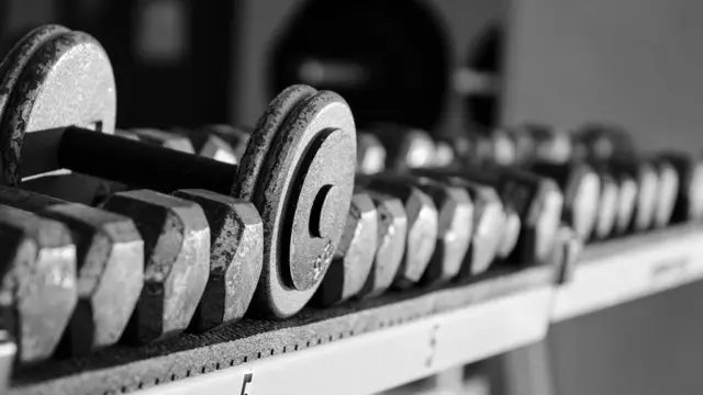 Pesas en un gimnasio