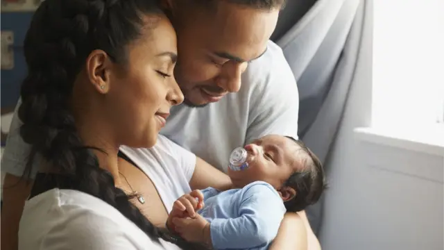 Una pareja con un bebé recién nacido