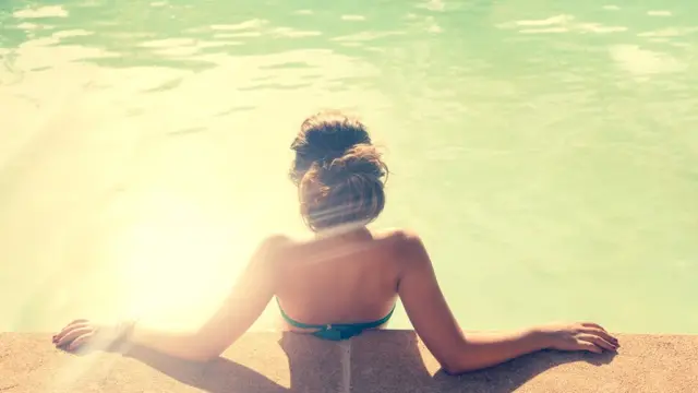 स्विमिंग पूल में महिला