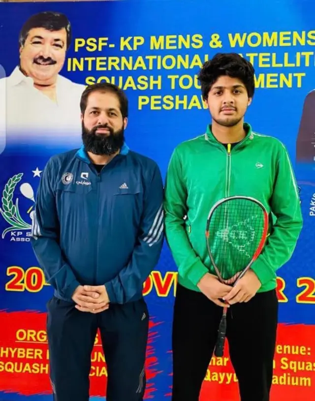 نور زمان اپنے والد منور زمان کے ساتھ