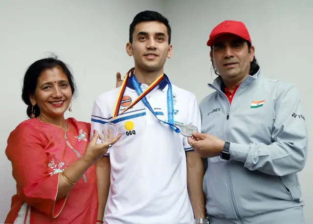 लक्ष्य सेन अपने अभिभावकों के साथ