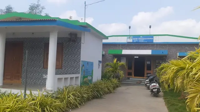 పంచాయతీ భవనానికి పార్టీ రంగులు