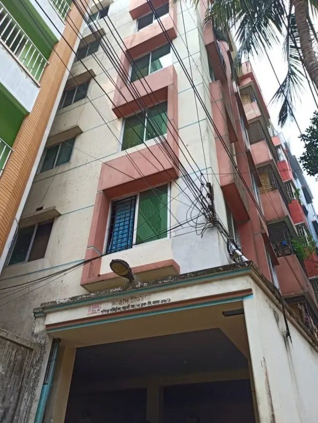 সিলেটের হেলা পড়া ভবন।