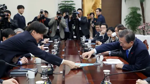 (캡션) 청와대 민정수석 당시 조 후보자와 문재인 대통령 모습