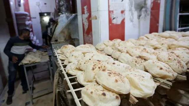 এখনও মিশরে মানুষ রেশন কার্ডের মাধ্যমে প্রতিদিন বাজার মূল্যের দশ ভাগের এক ভাগ ভাগ দামে পাঁচটি করে রুটি কিনতে পারেন