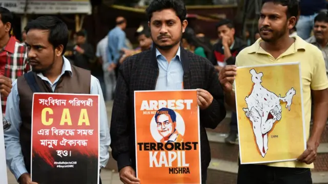 বিজেপি নেতা কাপিল মিশ্রকে গ্রেপ্তারের দাবিতে কলকাতায় তিন যুবক