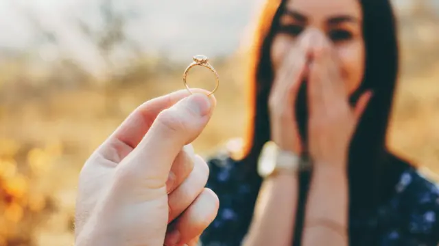 Mãodnb apostashomem segurando aneldnb apostasnoivado e mulher animada