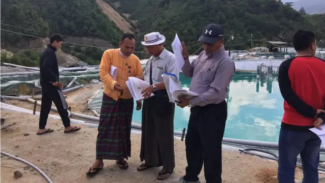 သတ္တုတူးဖော်တဲ့ လုပ်ငန်းခွင် တစ်ခုကို လာရောက်စစ်ဆေးနေတဲ့ ကချင်ဝန်ကြီး ဦးဒါရှီလဆိုင်း