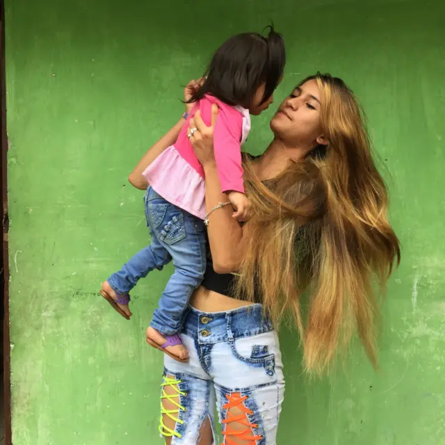 Madre adolescente de 16 años en Quito, Ecuador.