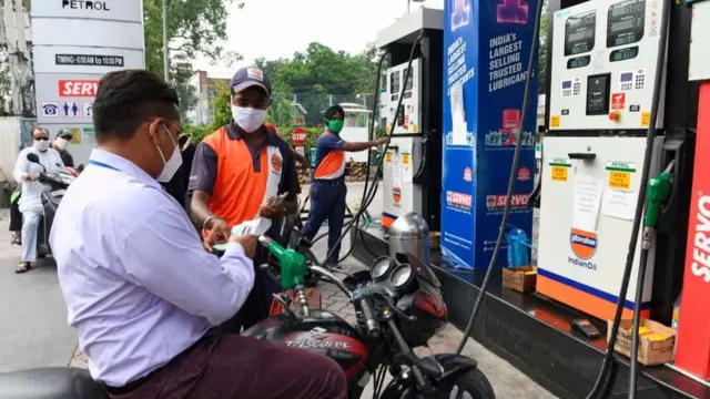 দিল্লিতে এই প্রথম পেট্রল, ডিজেল দুটোর দামই লিটারে আশি রুপি ছাড়িয়েছে