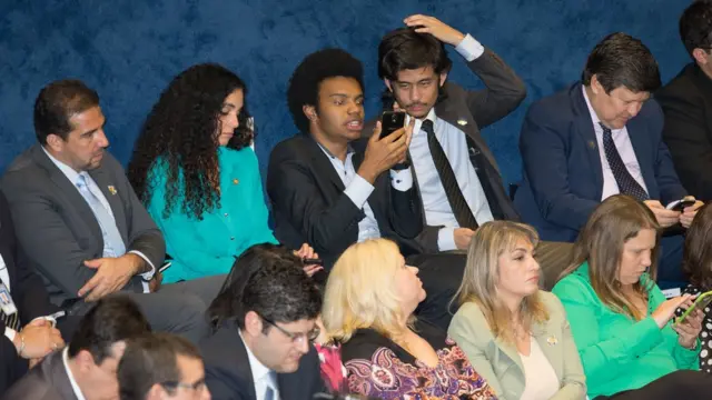 Fernando Holiday e Kim Kataguiri, do MBL, estão acompanhando o discursostack slotDilma no Senado