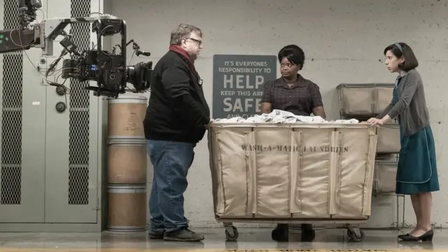 Guillermo del Toro grabando una escena de "La forma del agua" (Foto: 20th Century Fox)