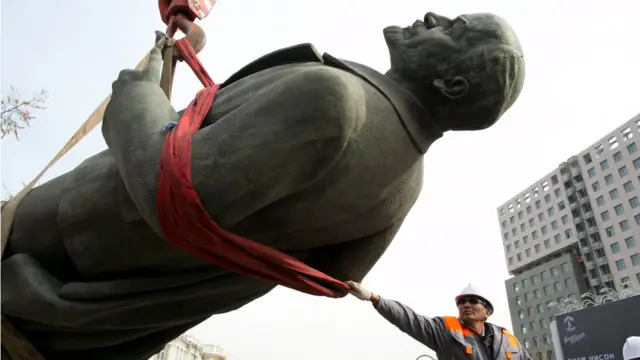 లెనిన్ విగ్రహాన్ని తొలగిస్తున్న ద‌ృశ్యం