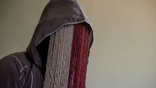 Le journaliste ghanéen Anas Aremeyaw An lors de son dernier documentaire d’investigation intitulé "Number 12"