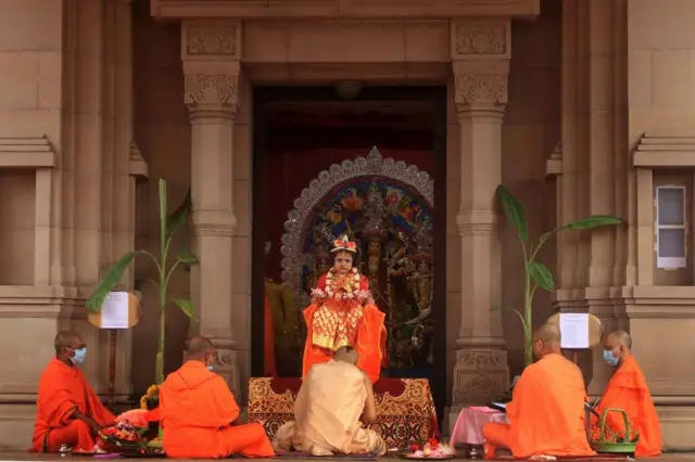 কলকাতার বেলুর মাঠে কুমারী পূজার আচারাদি পাল করছেন পুরোহিতেরা।