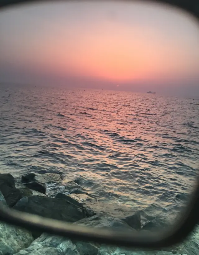 El atardecer a través de los cristales de unos lentes.