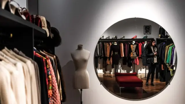 Виставка одягу Катрін Деньов у Парижі