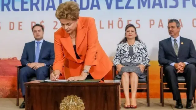 Dilma Rousseff assina documentos em evento