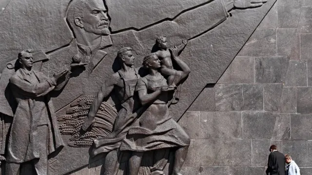 Соцреализм в итоге победил, поскольку был официально одобрен советской властью