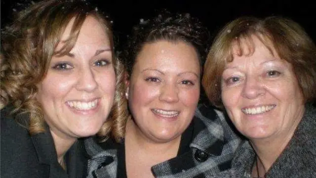 루이스는 7월 어머니의 생일을 위해 영화관으로 갔다가 사람들이 어머니를 향해 "씩씩거리고 혀를 찼다"고 했다