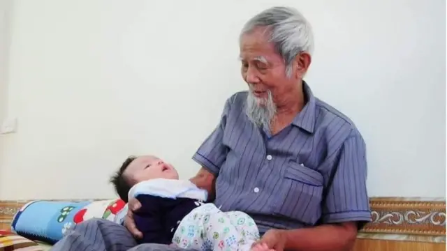 Ông Lê Đình Kình thời còn bình an bên con cháu ở Đồng Tâm