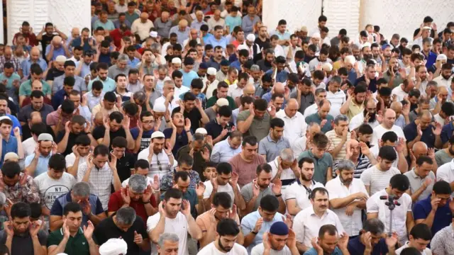 அஜர்பைஜான் பாகூவிலுள்ள ஹெய்தார் மசூதியில் பக்ரீத் (தியாகத்தின் திருவிழா) தொழுகை நடத்தும் இஸ்லாமியர்