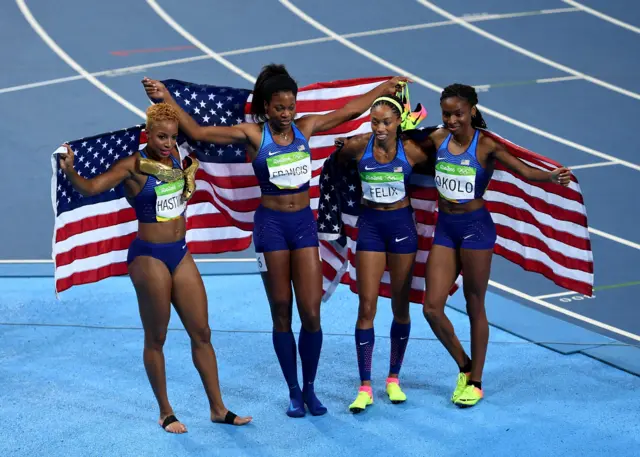 El relevo 4x400 femenino celebra su medalla de oro.
