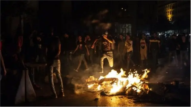 په طرابلس کې لاریون کوونکو څو بانکونه او هټۍ ویجاړې کړي