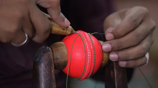 پاکستان میں گلابی گیند کی تیاری