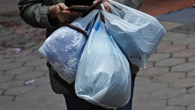 खरीदारी करती एक महिला