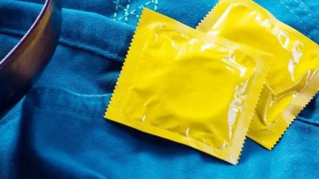 ایک مرد اور عورت ہم بستری سے پہلے کونڈوم کے ساتھ۔