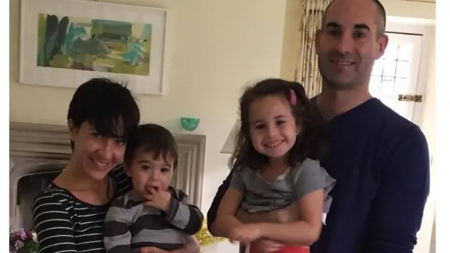 نيكول وزوجها وطفلاهما.