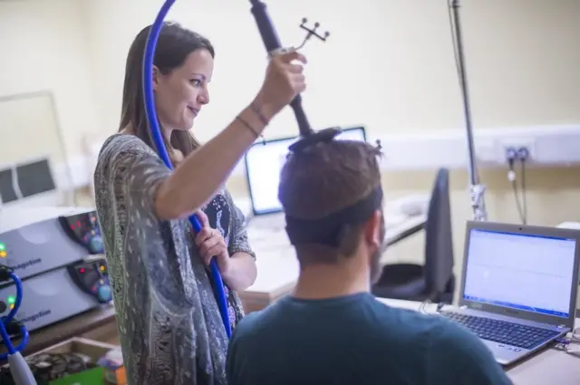 પ્રયોગ કરતી મહિલા સંશોધક