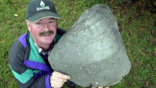 Alasdair McLeod. de Nueva Zelanda, sostiene lo que se cree es un trozo de un satélite ruso que se desintegró sobre ese país en 1972