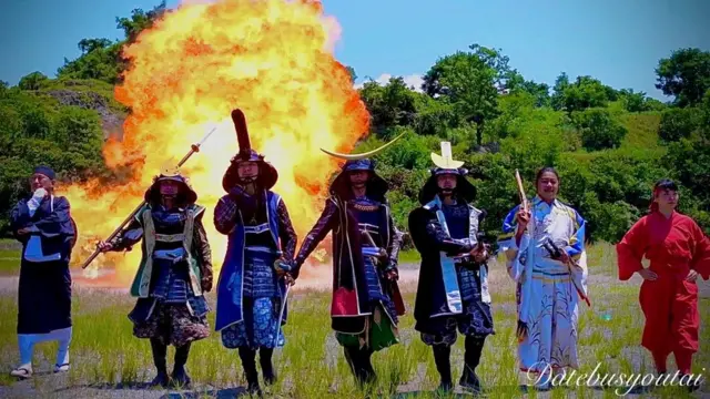 Samurais com explosão ao fundo