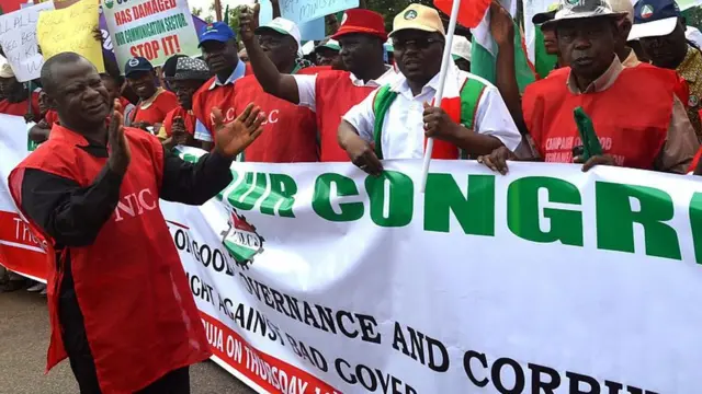 Workers wey dey protest.