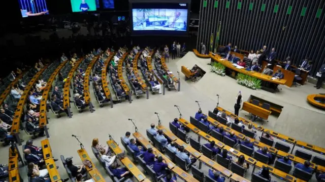 Foto ampla mostra plenário da Câmara dos Deputados