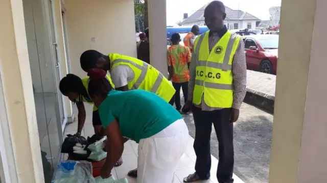 Volunteers dey give food