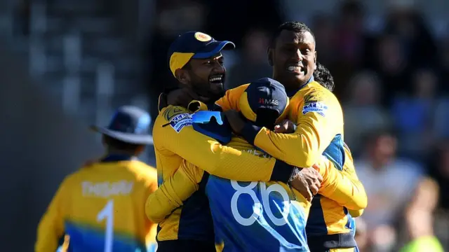 શ્રીલંકાએ ટૉસ જીતીને પ્રથમ બૅટિંગનો નિર્ણય કર્યો પરંતુ રન બનાવી ન શક્યું