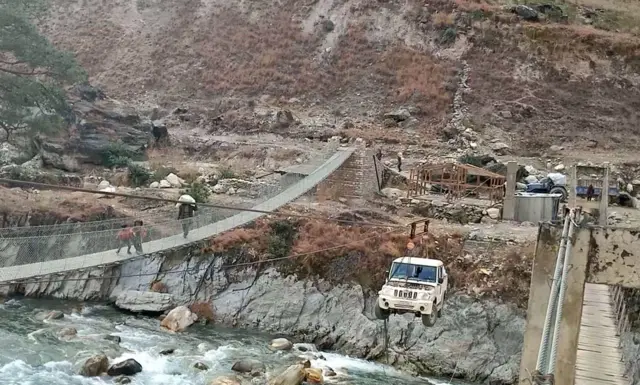 पश्चिम नेपालको जाजरकोटमा जाजरकोट-डोल्पा सडकखण्डमा पुल नहुँदा भेरी नदीमाथि तुइनबाट एउटा सवारीसाधन तारिँदै।