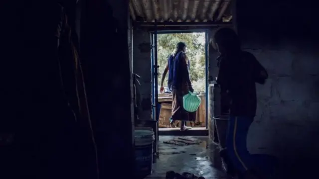 వస్త్ర పరిశ్రమలో పని చేసే చాలా మంది మహిళలు ఎక్కువ గంటలు పని చేస్తుంటారు