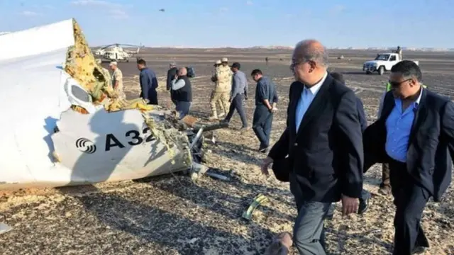 Premiê egípcio inspeciona os destroços