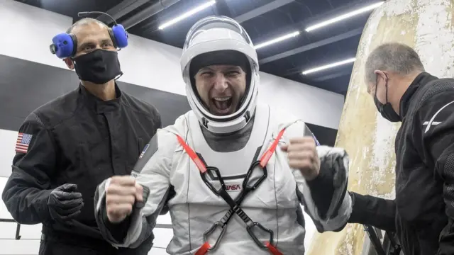 Майкл Хопкинс выходит из капсулы