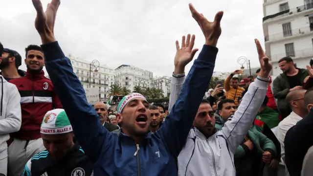 Iyo myiyerekano yatanguye mu mezi abiri aheze inyuma y'aho uyo mukuru w'igihugu amenyeshereje ko yategura kwitoreza ikindi kiringo