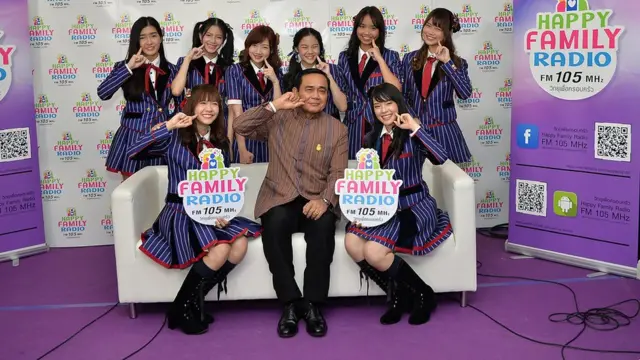 พล.อ. ประยุทธ์ โพสท่าถ่ายรูปร่วมกับสมาชิก BNK48 ในระหว่างการแถลงข่าวเพื่อประชาสัมพันธ์สถานีวิทยุเพื่อครอบครัว "Happy Family Radio F.M.105 MHz. : วิทยุเพื่อครอบครัว" ของกรมประชาสัมพันธ์