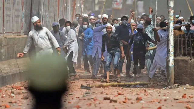 দফায় সংঘর্ষে বায়তুল মোকাররম সংলগ্ন পুরো এলাকা কার্যত রণক্ষেত্রে পরিণত হয়।