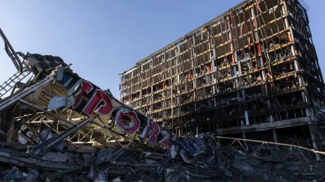 ТРЦ "Ретровіль" у Києві після обстрілу 21 березня