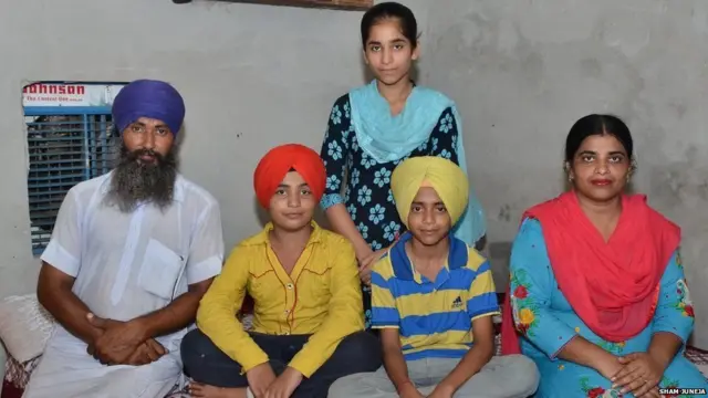 સંપૂર્ણ પરિવાર સાથેનો ફોટો