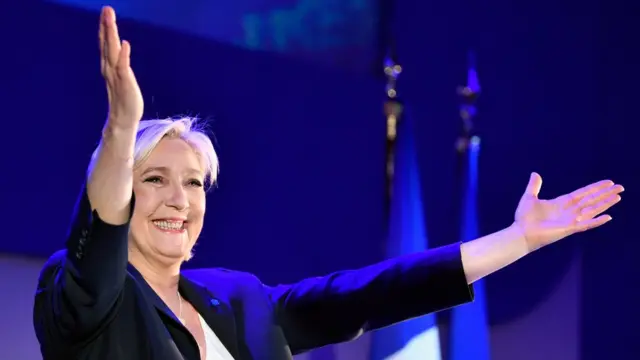 Marine Le Pen celebra ante sus seguidores