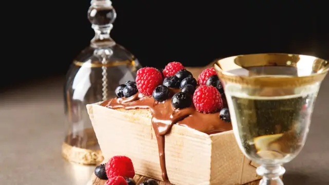 Кекс со свежими ягодами.